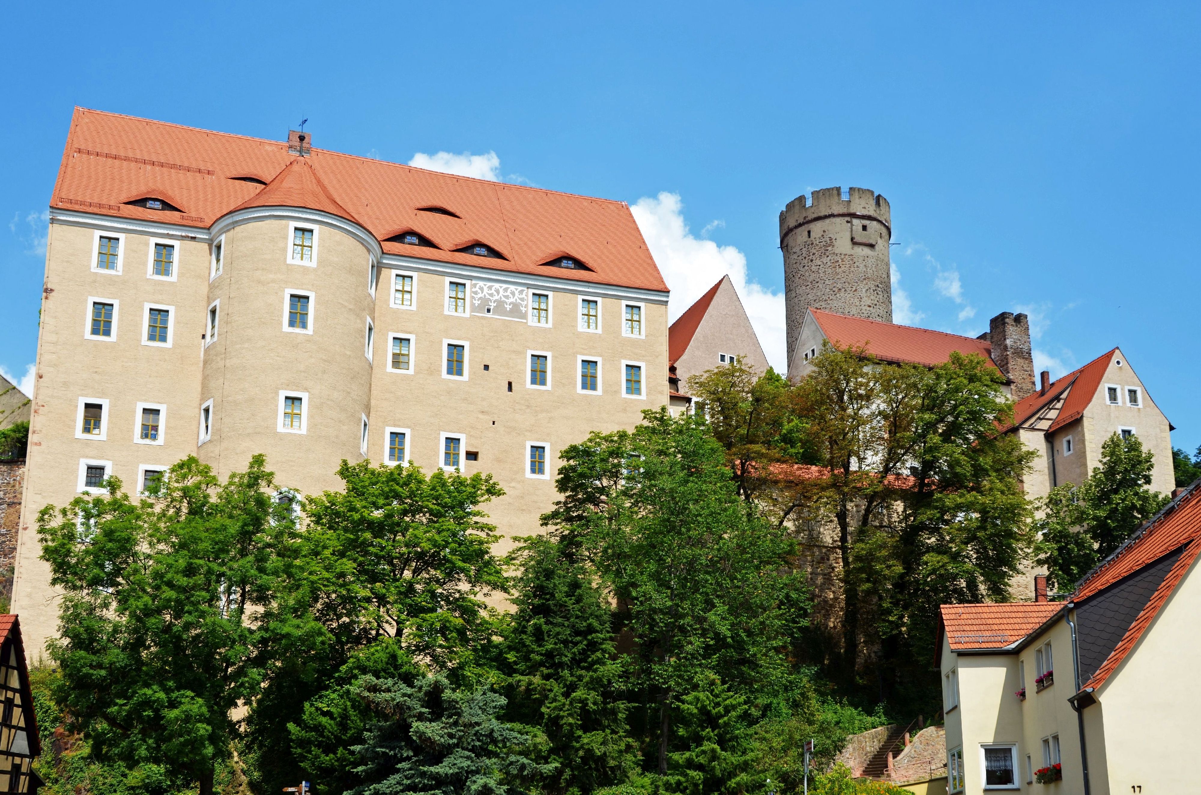 Burg Gnandstein im historischen Örtchen Gnandstein im Kohrener Land, zu sehen ist eine Außenansicht strahlend blauem Himmel und mit grünen Bäumen vor der Burg © Andreas Schmidt