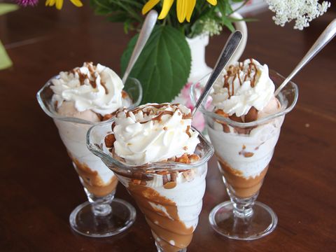 Porphyrland-EisbechPorphyrland-Eisbecher mit Haselnuss- und Vanilleeis, karamellisierten Haselnüssen und Sahne.