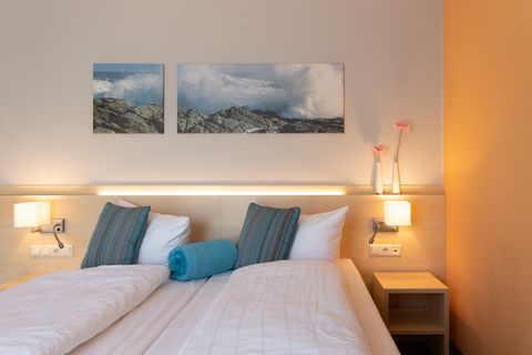 Doppelbett im Hotelzimmer im Wellnesshotel Riff Resort in Bad Lausick, Region Leipzig, Urlaub