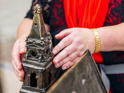 Picture of a blind lady exploring the model of the former Leipzig University Church by touch.