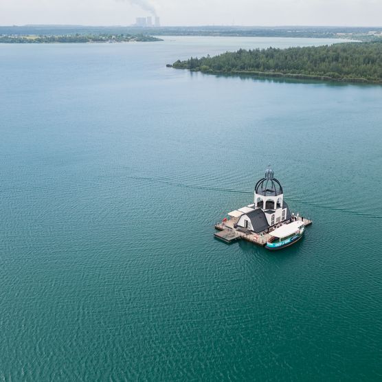 Das Luftbild bildet den Störmthaler See ab, im Fokus steht die VINETA.