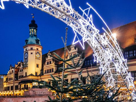 Das Alte Rathaus erstrahlt am Abend auf dem Weihnachtsmarkt auf dem Marktplatz in Leipzig