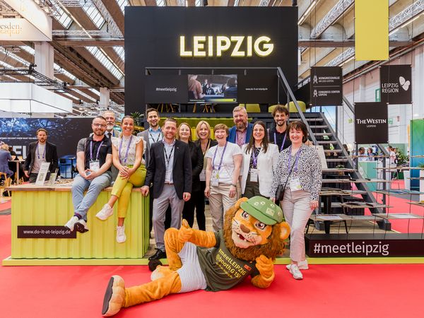 Tagung & Konferenz Leipzig Convention: Gruppenbild vor dem Leipzig-Stand auf der IMEX Frankfurt 2024 