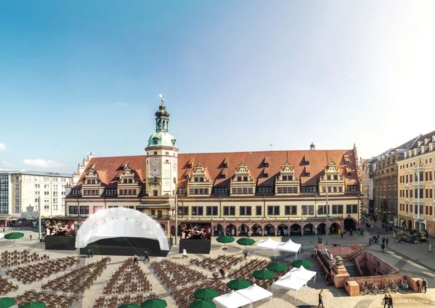 Blick auf das Alte Rathaus und den Marktplatz, wo bei Sonnenschein das Festival Leipziger Markt Musik stattfindet.