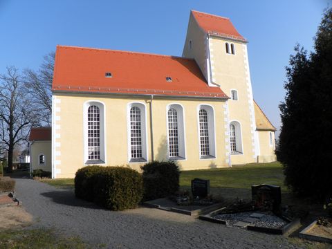 Das Bild zeigt die Aussenansicht der weiß gestrichenen Kirche in Deuben.