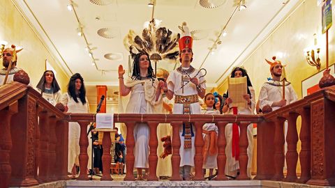 Museumsnacht - Ägyptisches Museum der Universität Leipzig, zu sehen sind Erwachsene und Kinder verkleidet als Ägypter und stehend auf einer Art Empore im Museum - Foto: Andreas Schmidt
