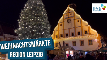 Vor der historischen Kulisse des Grimmaer Rathauses erstrahlen zahlreiche festlich geschmückte Weihnachtsmarkt-Stände.