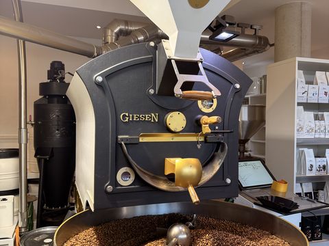 Röstmaschine mit einem Kessel voller Kaffeebohnen in der Elstermühle Kaffeerösterei in Leipzig