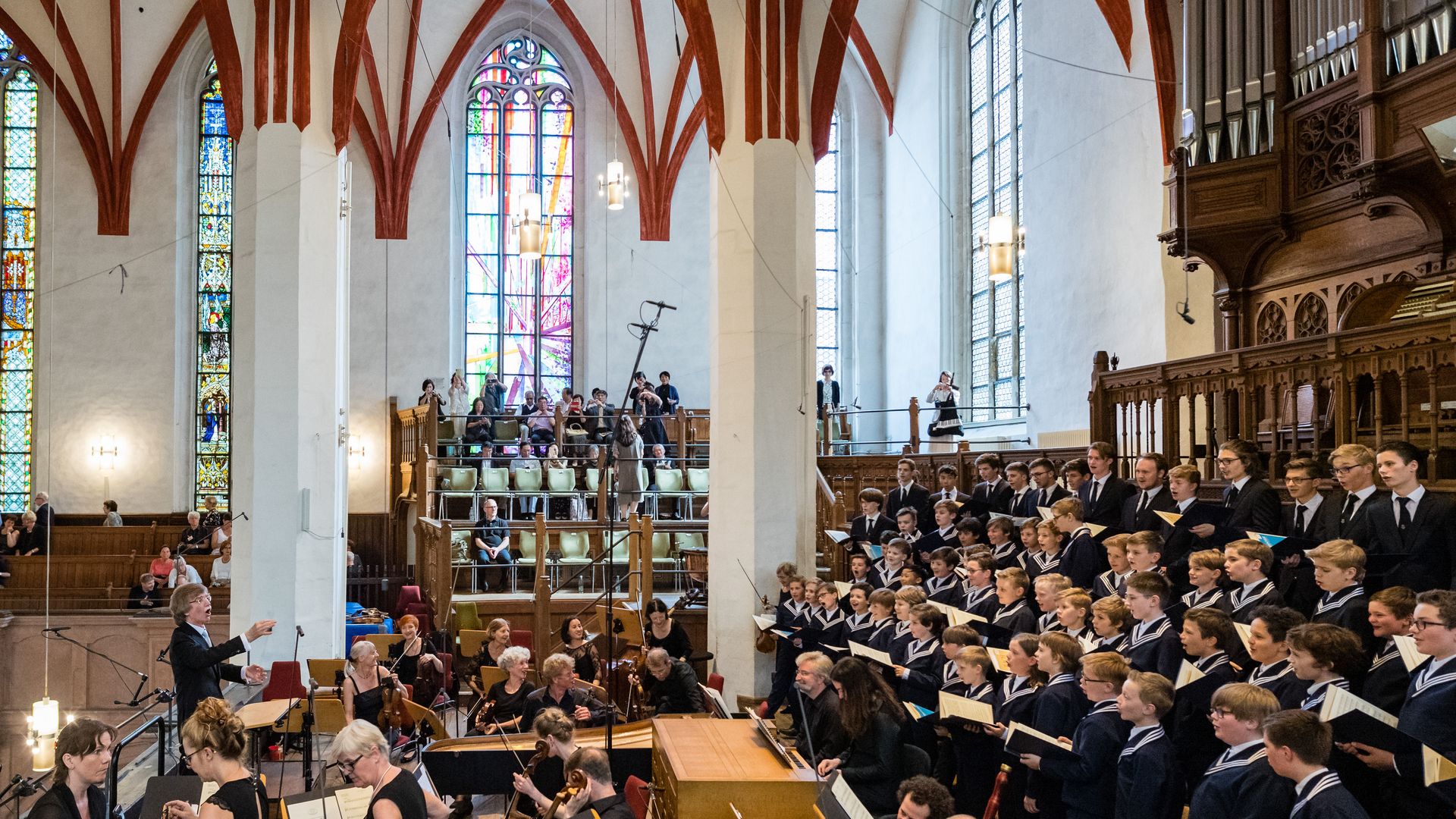 Le chœur de Saint-Thomas et l’orchestre devant l’orgue de l’église Saint-Thomas à l’occasion du festival Bach de Leipzig.