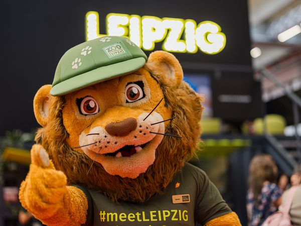 Zoo-Maskottchen Tammi am Leipzig-Stand auf der IMEX für Tagung & Konferenz Leipzig Conventio