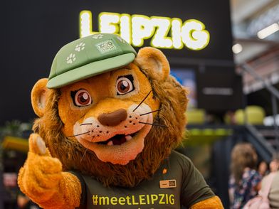 Zoo-Maskottchen Tammi am Leipzig-Stand auf der IMEX für Tagung & Konferenz Leipzig Conventio
