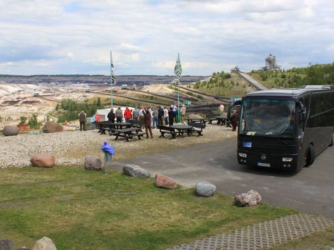 Halt bei einer Bustour durch das Leipziger Neuseenland, die Gäste blicken auf einen aktiven Tagebau, Phönix-Tour, Region, Ausflug, Tagesausflug