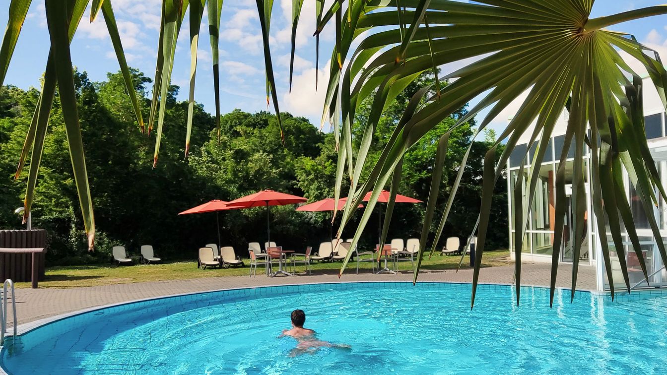 Das Bild zeigt die Außenanlagen der Saunawelt des HEIDE SPAs Bad Düben.