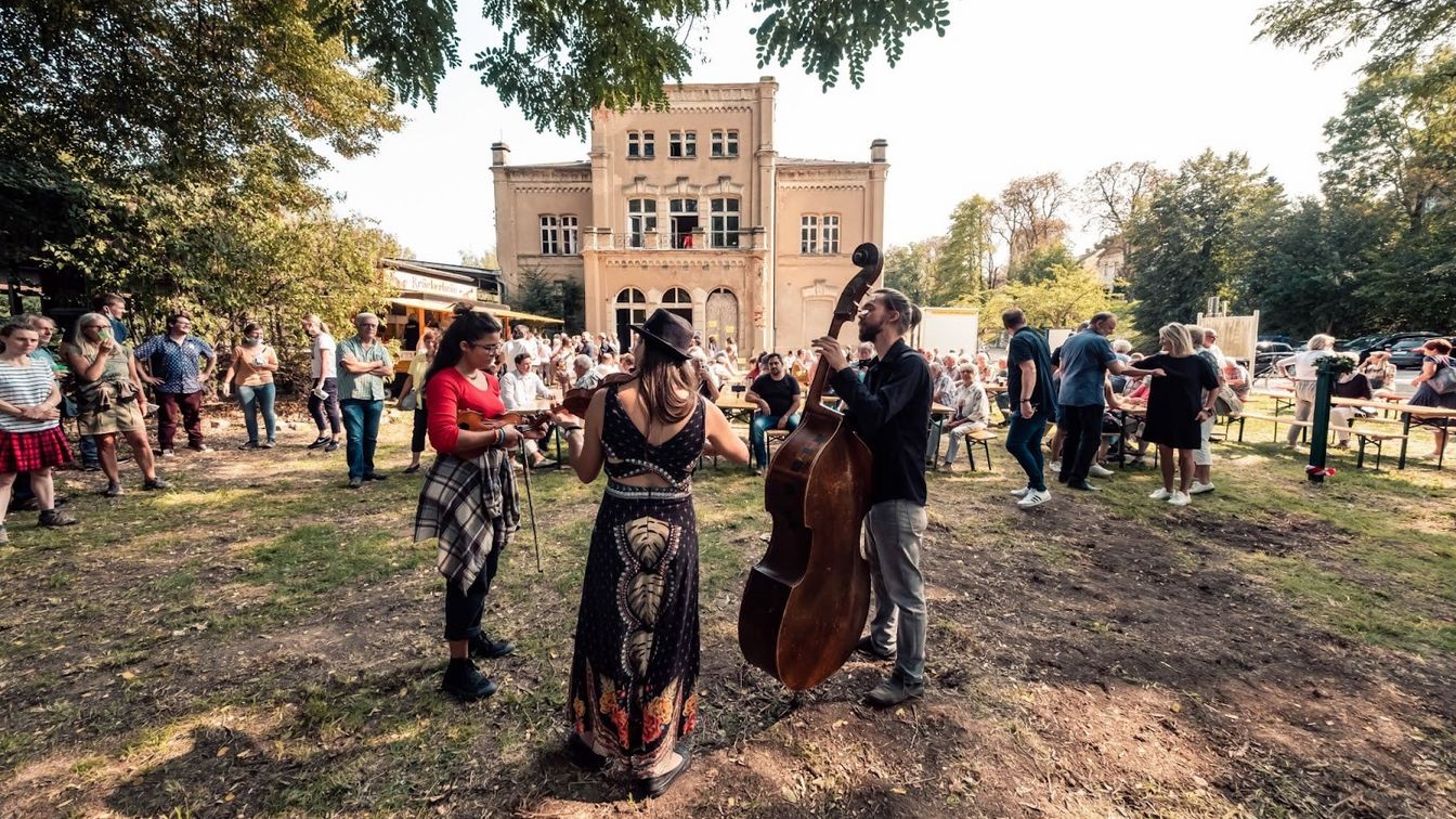 Musiker spielen am Kulturbahnhof Leisnig, wo viele Konzerte und Veranstaltungen stattfinden, unter anderem im Rahmen der BurgenLandKlänge.