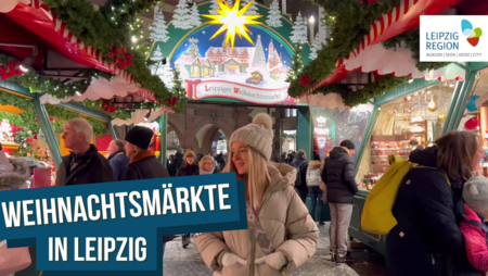 Schön geschmückte Buden locken auf den Weihnachtsmarkt.