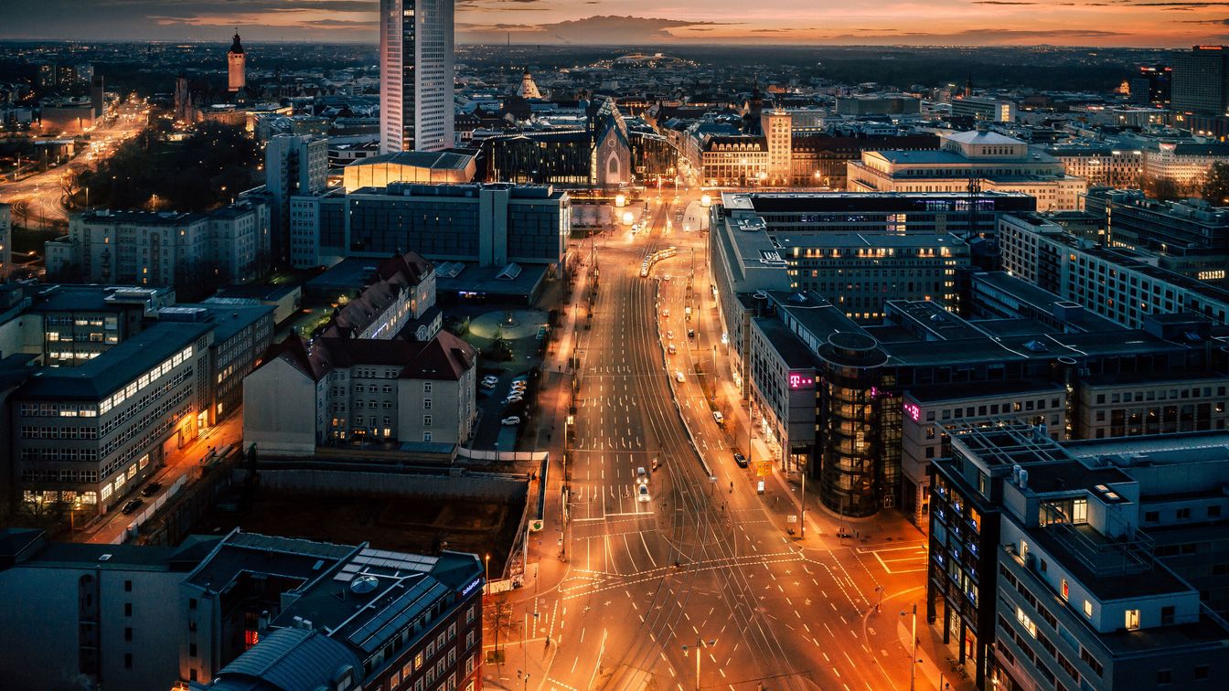 Nachts sind die Leipziger Hauptverkehrsstraßen hell erleuchtet.