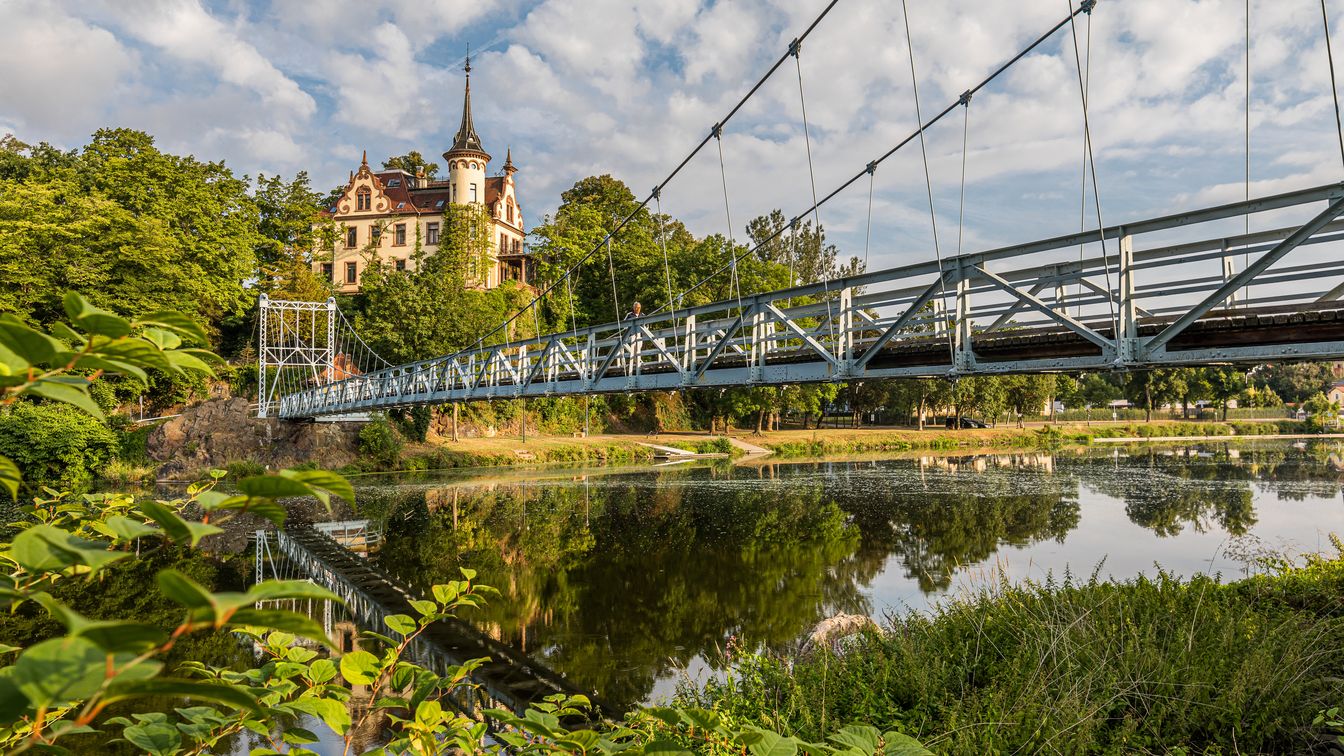 Bei Grimma führt eine große Hängebrücke über die Mulde.