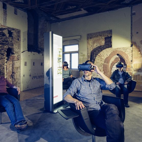 Besucher des Schlosses Rochlitz mit VR-Brille