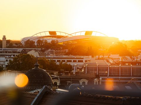 Stadion Leipzig von außen bei Abenddämmerung