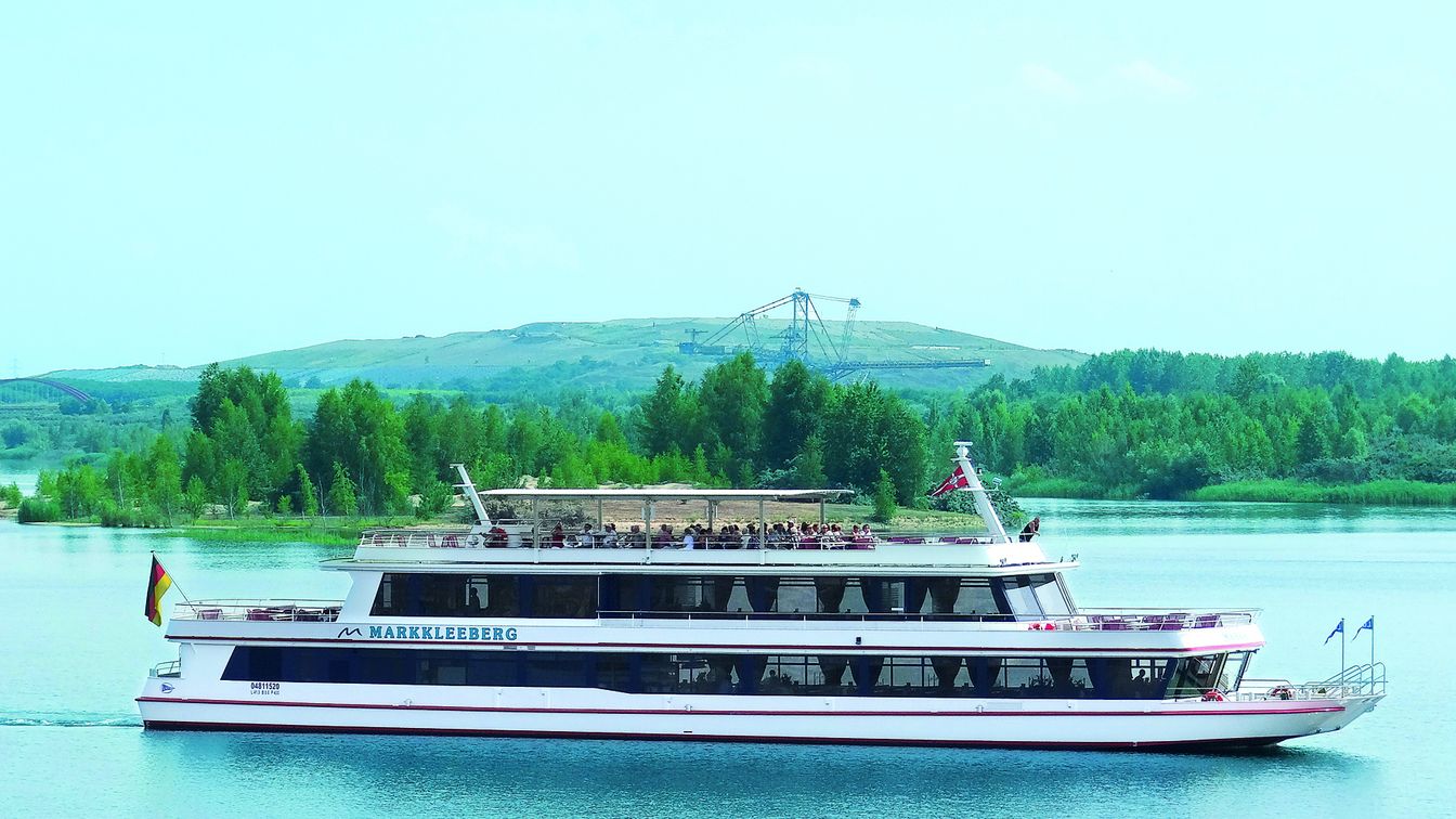 Das Bild zeigt das größere dreistöckige Fahrgastschiff auf dem Markkleeberger See.