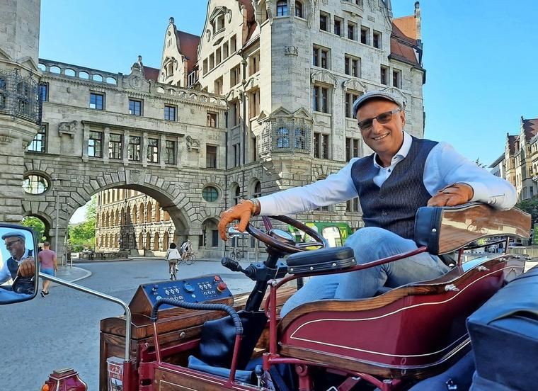 Mann auf eKutsche auf dem Burgplatz in der Leipziger Innenstadt, Tour, Kutsche, Kremser, Fahrt, Angebot