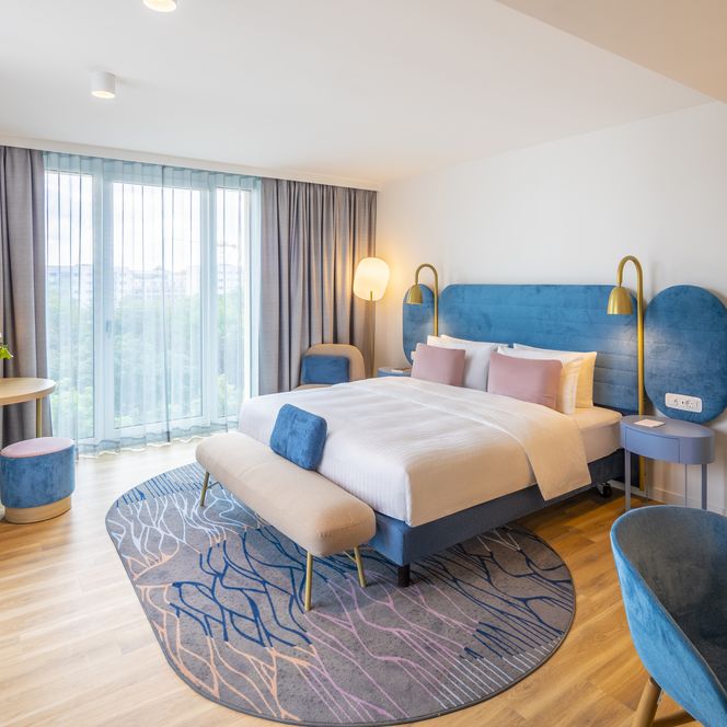 Das Bild zeigt ein geräumig und stilvoll eingerichtetes Studio Deluxe im Capri by Fraser Leipzig.