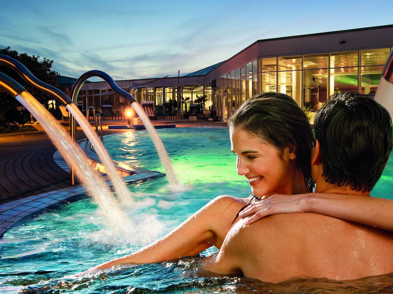 Das Bild zeigt ein Paar in dem Außenpool des HEIDE SPA in Bad Düben.