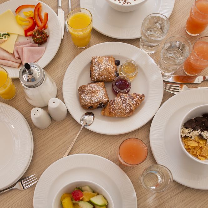 Das Bild zeigt einen köstlich gedeckten Frühstückstisch im Capri by Fraser Hotel Leipzig.