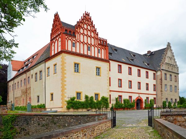 Schloss Trebsen, Außenansicht des Schlosses, welches direkt an der Mulde liegt © Andreas Schmidt