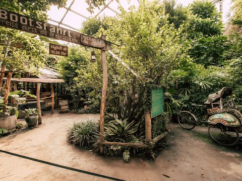 De foto toont de steiger aan de kleine waterweg in Gondwanaland.