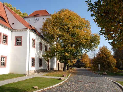 Das Bild zeigt auf der linken Seite das Schloss Markranstädt von der Seitenansicht. 