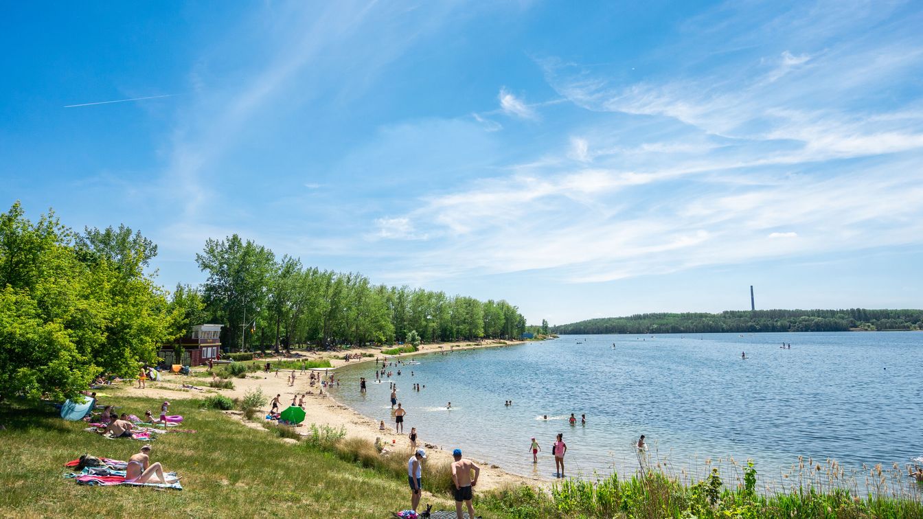 Der Strand des Kulkwitzer Sees wird von vielen Badegästen besucht.
