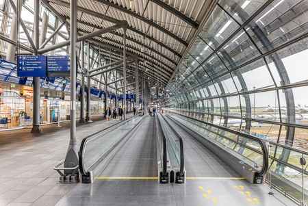 Das Bild zeigt einen Fahrsteig im Flughafen Leipzig/Halle.