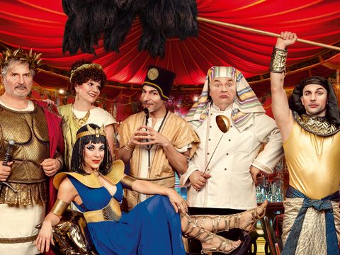 The picture shows the acting ensemble of the dinner show "Gans Ganz Anders".