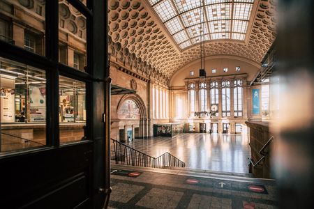 Die Osthalle des Leipziger Hauptbahnhofs empfängt Reisende mit imposanter Architektur.