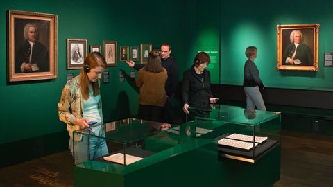 Personen besuchen die interaktive Dauerausstellung im Bach-Museum Leipzig