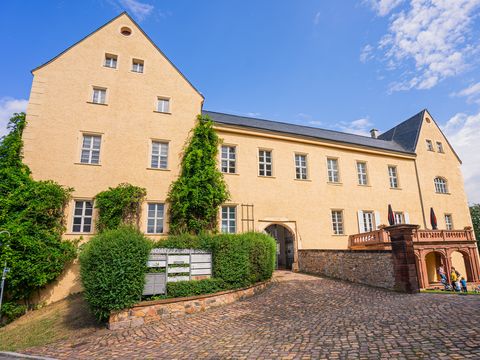 Das Bild zeigt die Außenansicht von Schloss Frohburg in der Region Leipzig