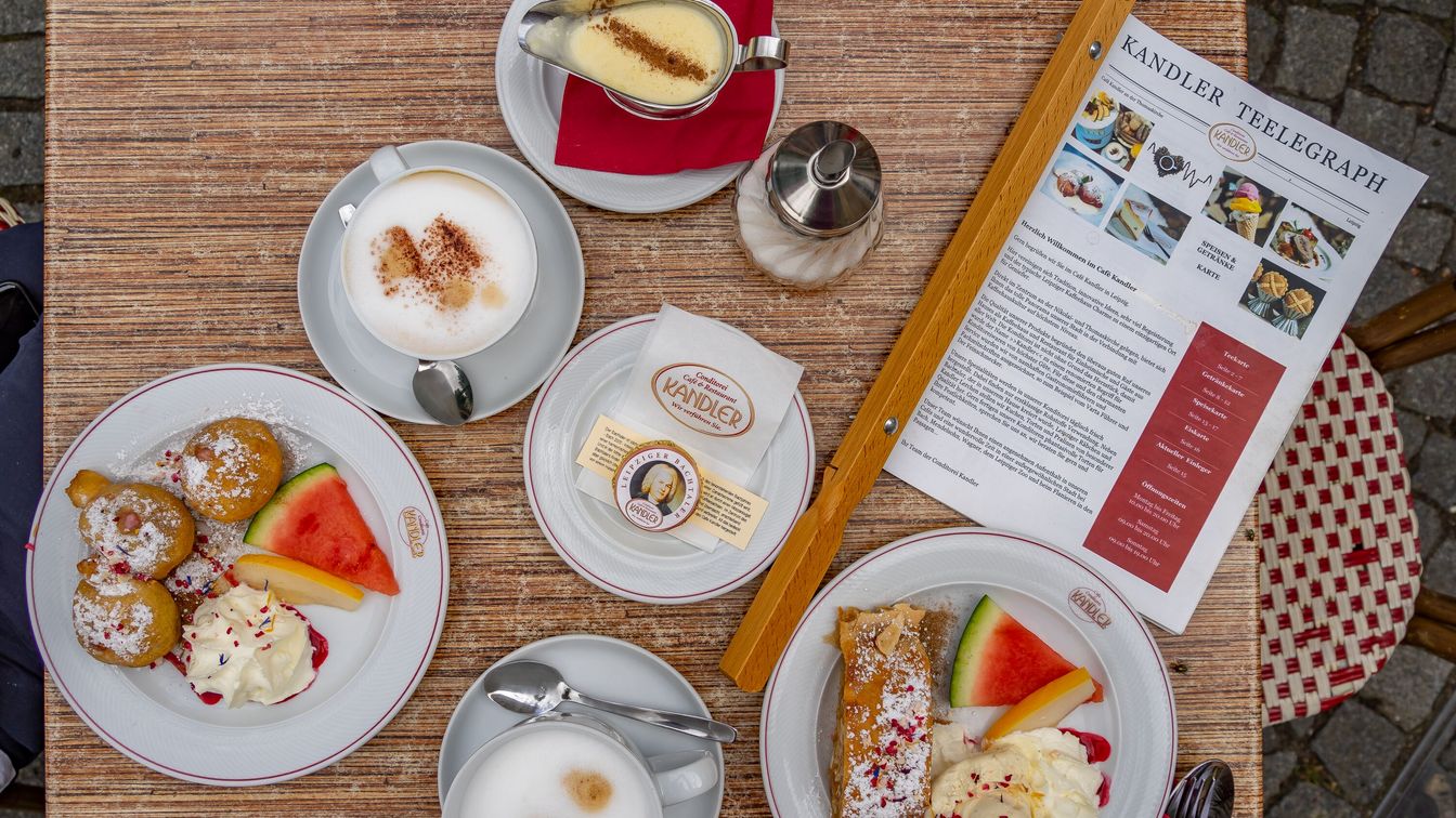Zur Auswahl regionaler Spezialitäten im Cafe Kandler gehören auch Leipziger Raebchen.