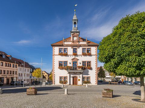 Das Bild zeigt den Marktplatz der Stadt Geithain, hier befindet sich auch das Rathaus mit seiner eindrucksvollen Fassade.