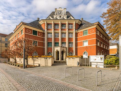 Das Bild zeigt die rote Fassade des Rathaus der Kleinstadt Borsdorf.