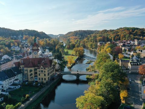 Drohnenaufnahme von der Zschopaubrücke und dem Rathaus Waldheim im Herbst