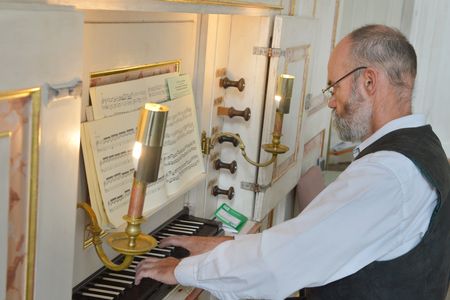 Ein Organist spielt auf der Orgel im Schloss Hubertusburg.