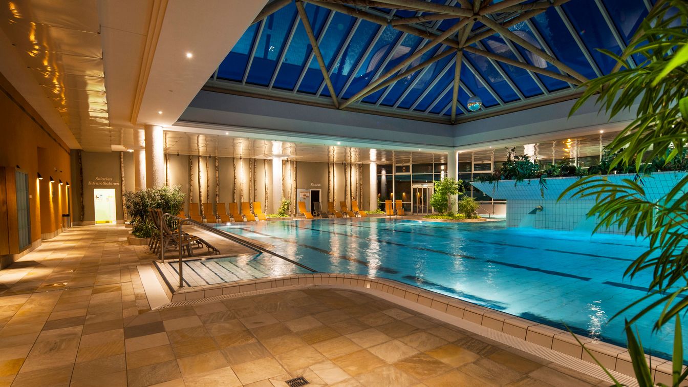 Verlicht zwembad in het HEIDE SPA Hotel & Resort in Bad Düben.