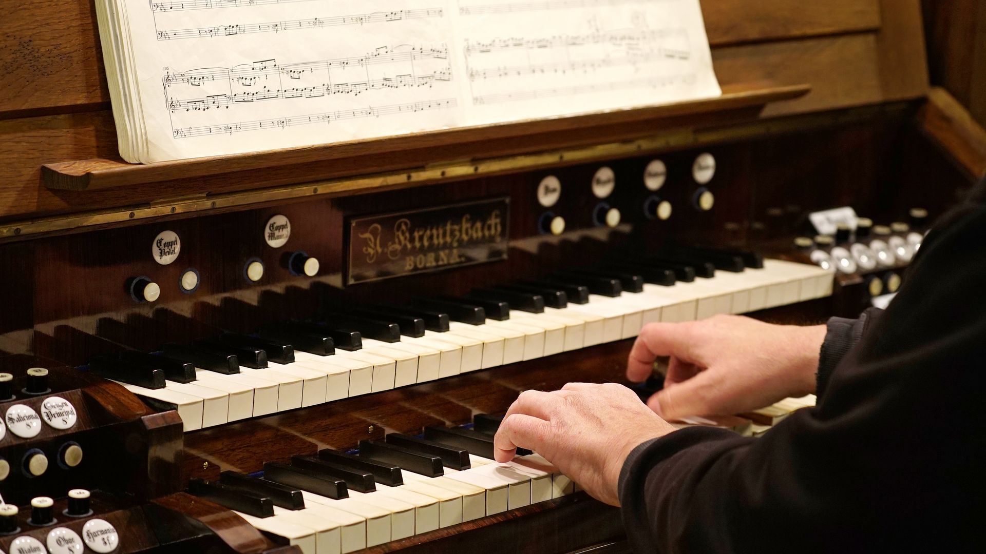 Organista wykonuje koncert organowy na organach Kreutzbacha w Markranstädt.