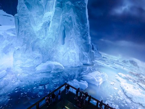 360°-Antarktis-Panorama von Yadegar Asisi im Panometer Leipzig, Blick auf den Besucherturm und das Panorama