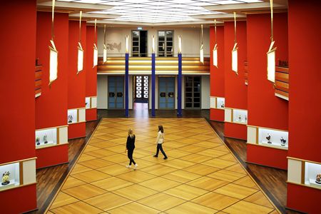 Zwei Frauen laufen durch die Pfeilerhalle des Grassi Museum für Angewandte Kunst.