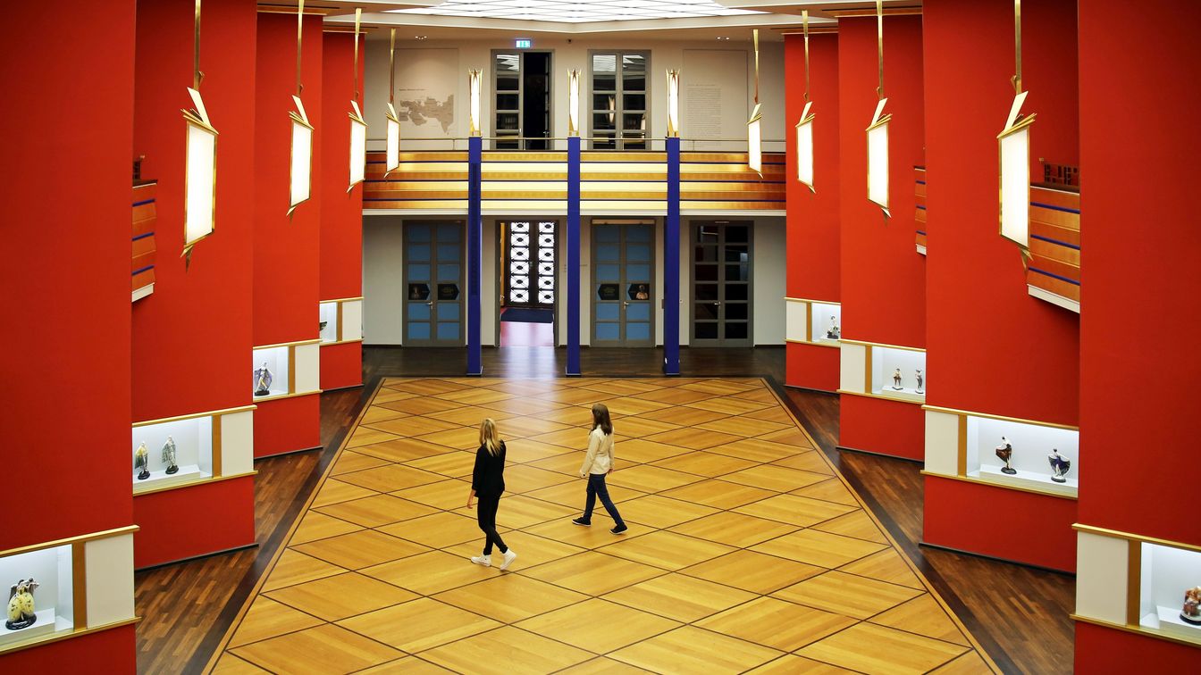 Zwei Frauen laufen durch die Pfeilerhalle des Grassi Museum für Angewandte Kunst.