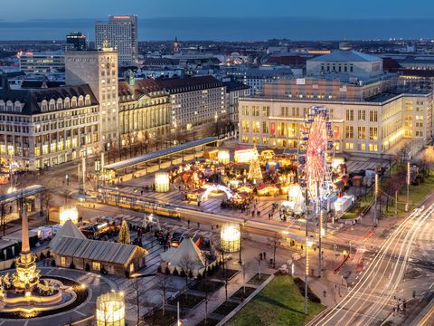 Le marché de Noël de Leipzig vu d’en haut, sur la place Augustusplatz, avec la grande roue, le village finlandais et la Forêt aux contes de fée