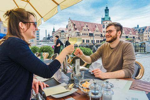 Ein Blick auf zwei Gäste im Außenbereich des Restaurants Weinstock am Rand des Marktplatz. Restaurant, Freizeit, Gastronomie 