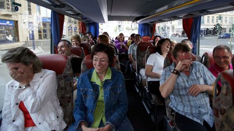Passagiere im Bus sind Teilnehmer der Stadtrundfahrt der Comedytour